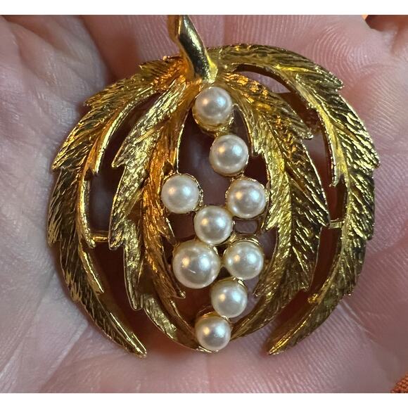 Vintage Torino gold tone vine leaf faux pearl brooch MCM fashion costume jewelry - Picture 1 of 4